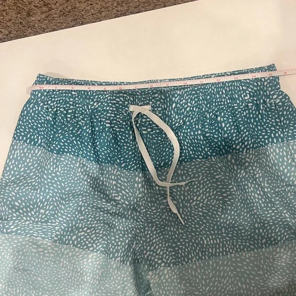 Chubbies The Whale Shark 5.5" Stretch Swim Trunks Shorts Zipper Pocket Mens L - Picture 7 of 8